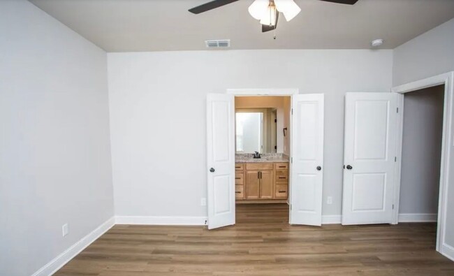 Building Photo - 3 Bedroom 2.5 Bathroom Townhome in Prime L...