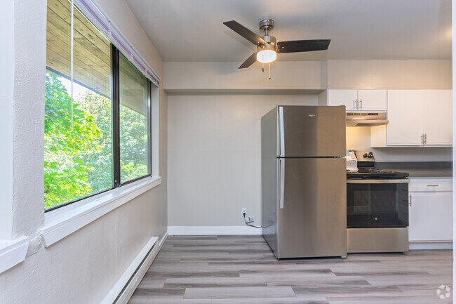 2BR, 1BA - 825SF - Dining Room - Timber Heights
