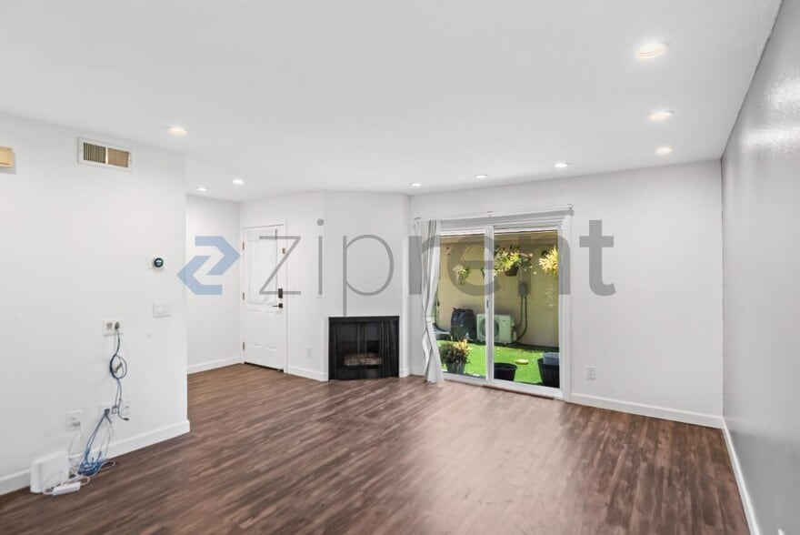 Building Photo - Unit