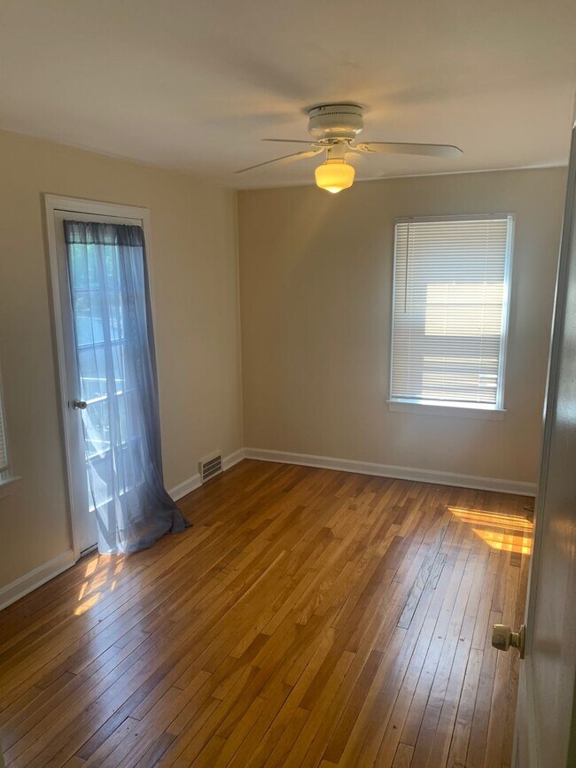 Building Photo - Beautiful Cleveland Heights 4 Bedroom Home...