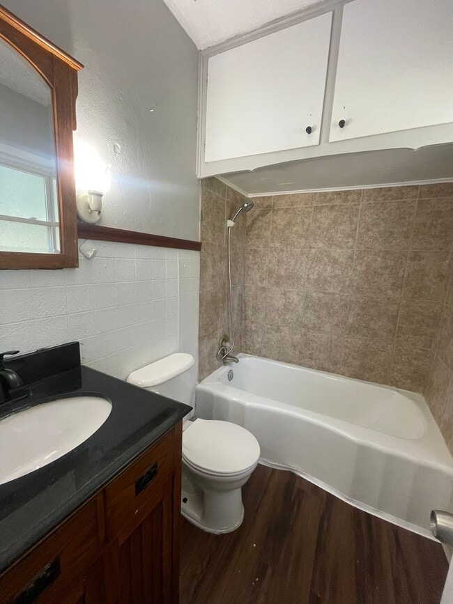 Building Photo - 2 bedroom 1 bath home