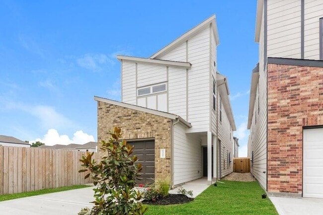 Building Photo - 15258 Estrella Rd W