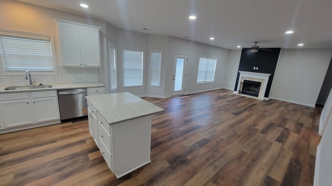 Building Photo - The 5 Bedroom You've Been Looking For!!