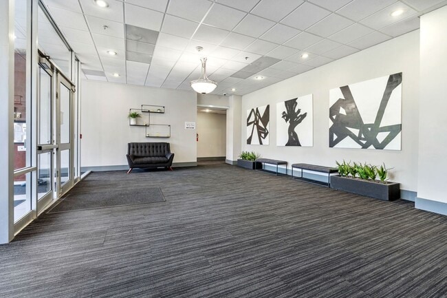 Building Photo - Breathtaking downtown East-facing, penthouse condo - FURNISHED!