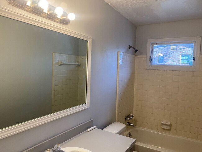 Building Photo - 221 Ramblewood Dr