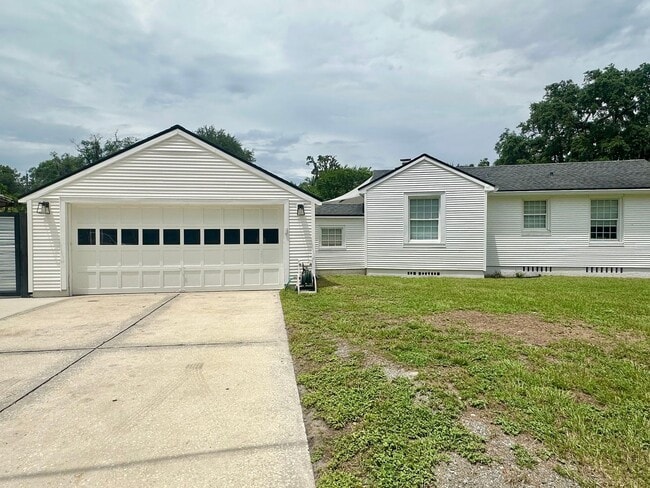 Building Photo - Mid Century Modern Gem!