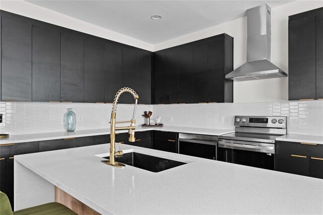 Building Photo - 680 25th Ave S