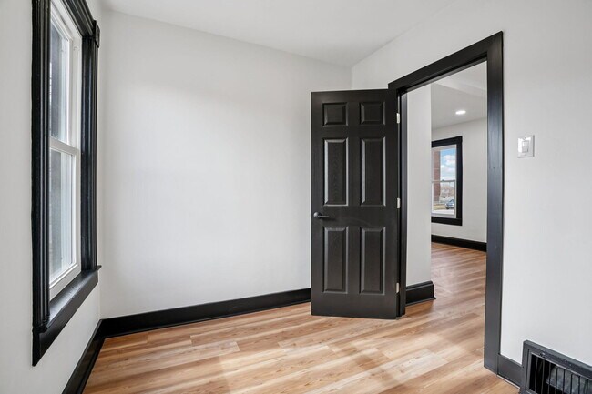 Building Photo - 5039 26th Ave