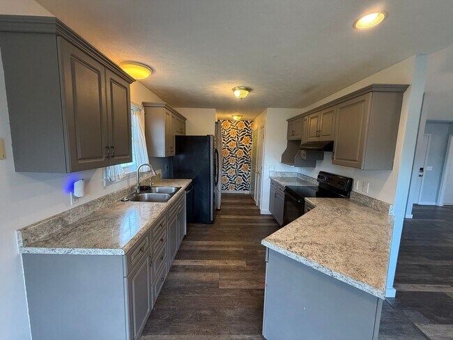 Building Photo - *Move In Special* Charming 3BR/2BA Home in Greenbrier