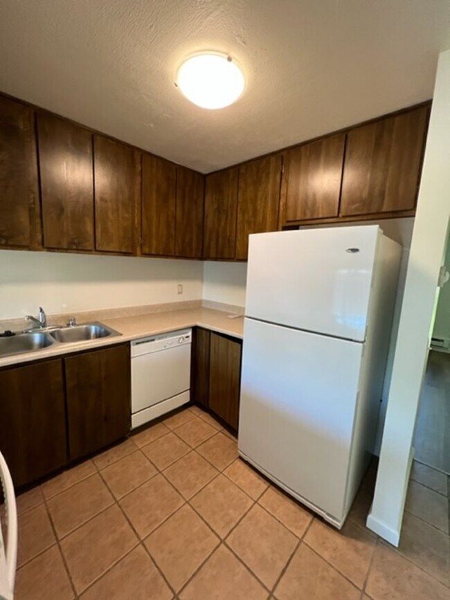 Building Photo - Spacious Condo with Private Patio