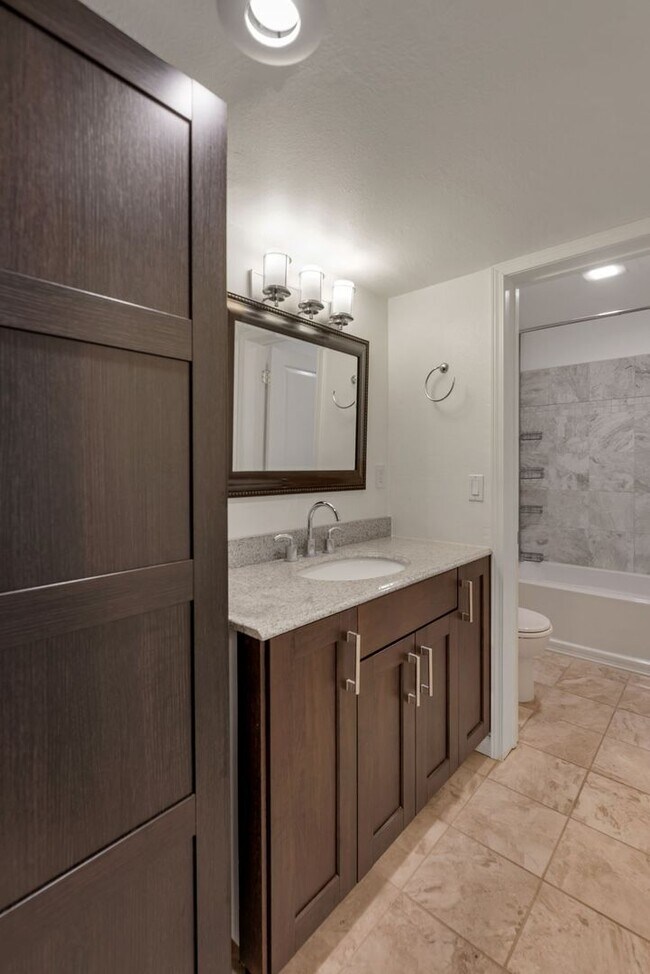 Building Photo - Great 1bed 1bath Location in Kirkland! Parking and W/S/G included in rent