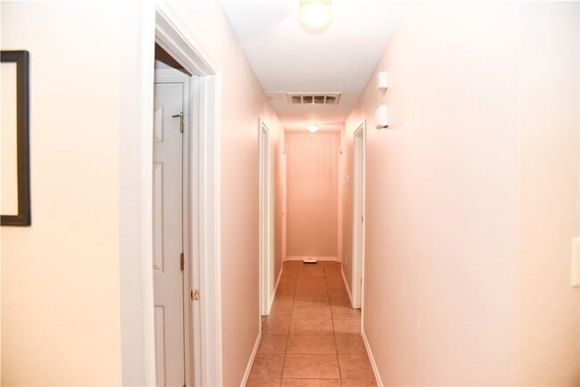 Building Photo - 3815 Oldenburg Ln