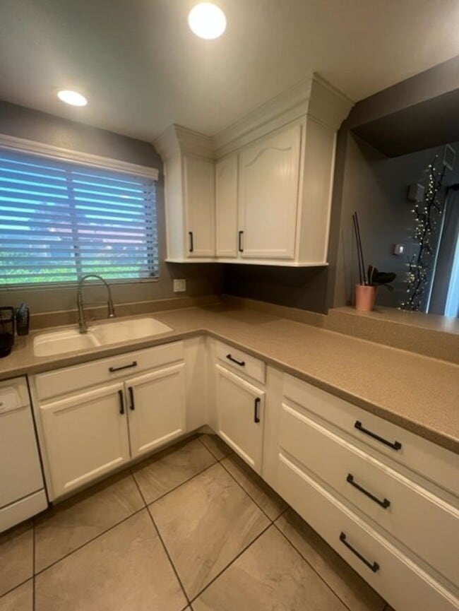 Building Photo - 3 Bed / 2 Bath House at INDIAN PALMS CC** ...