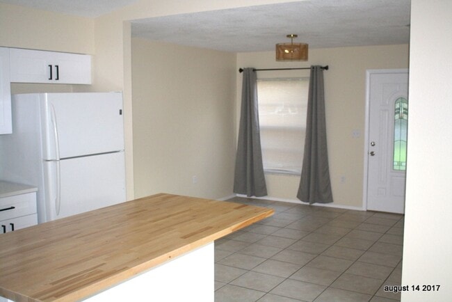 Building Photo - Updated 3 bed 2 bath Close to downtown