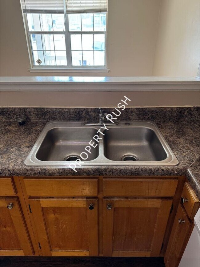 Building Photo - 1620 Hickory Pl