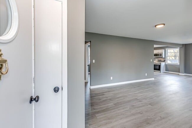 Building Photo - 4 Bedroom Glencliff Home With Garage