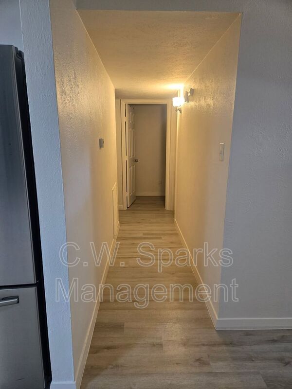 Building Photo - 627 Valley View Dr