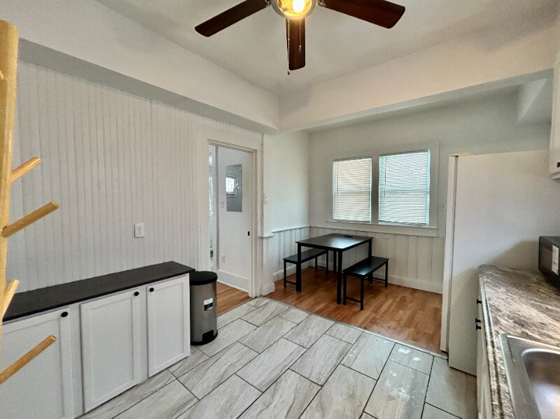 Building Photo - 3960 3 Mile Dr
