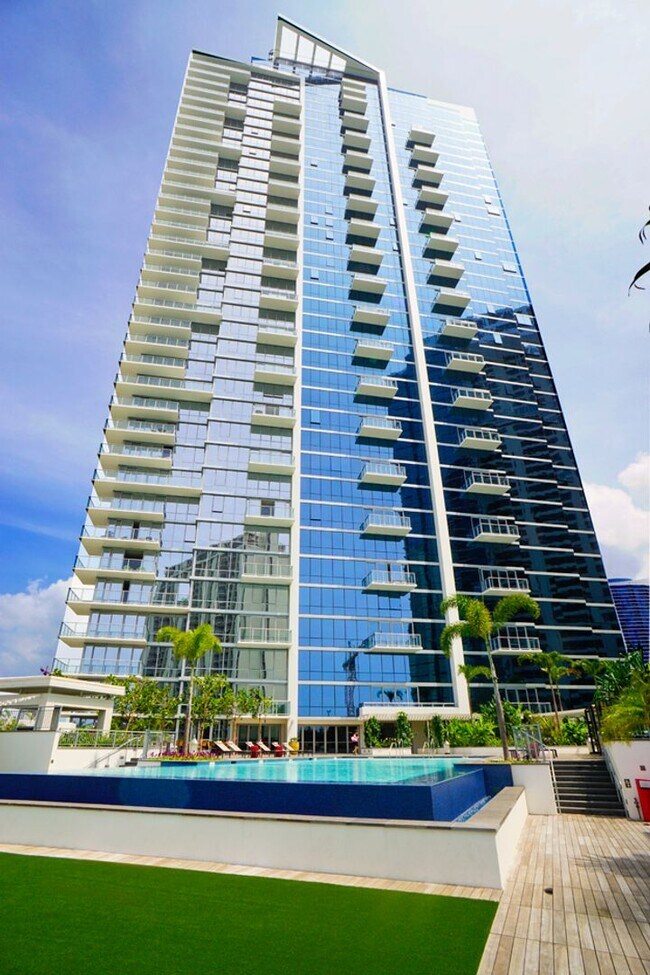 Building Photo - Luxurious Convenience in the Heart of Honolulu - Waihonua 2904