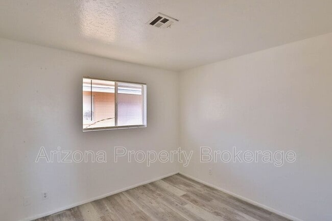 Building Photo - 1702 W Vogel Ave