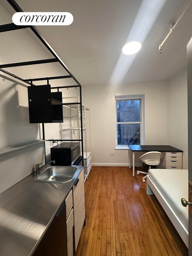 Building Photo - 310 W 20th St