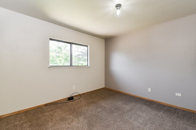 Building Photo - 603 W Routt Ave