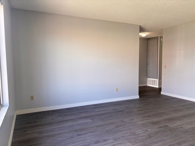 Building Photo - 3 bedrooms 2 bath single story home in Sou...