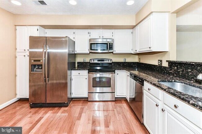 Building Photo - Expansive Loft-Style Living in a Resort-Like Community