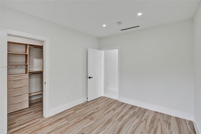 Building Photo - 1840 NE 199th St