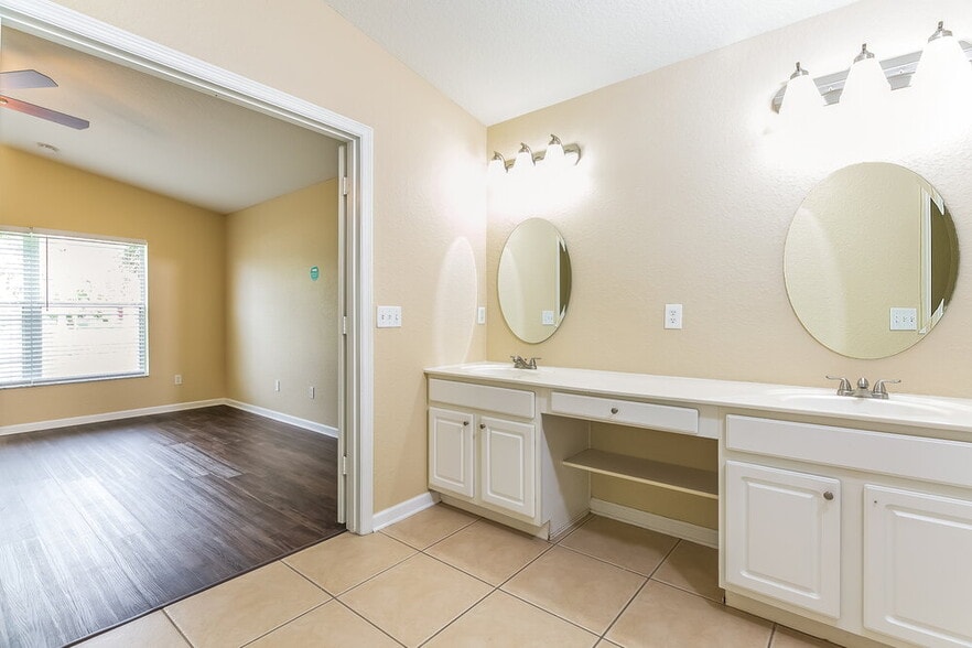 Building Photo - 2350 Meadow Oak Cir