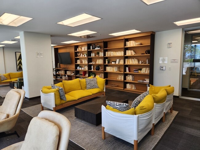 Building Photo - 988 Halekauwila St