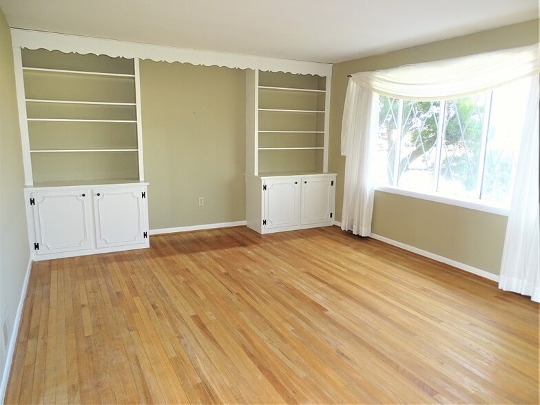 Building Photo - 1357 E Oregon Rd