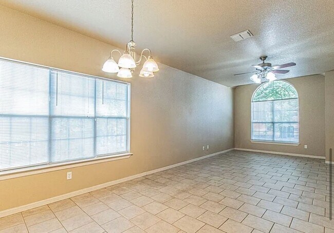 Building Photo - AVAILABLE NOW! (SECTION 8 ACCEPTED)