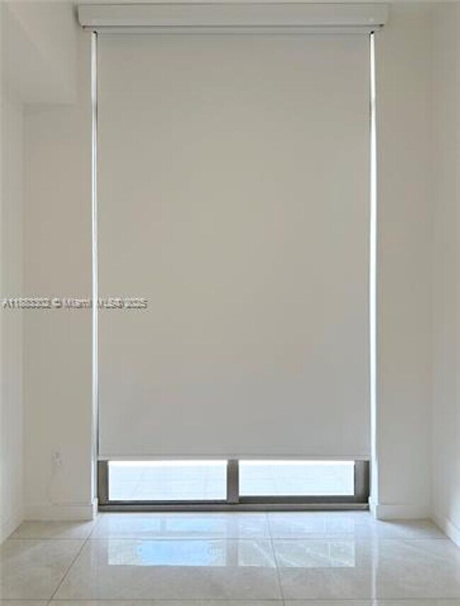 Building Photo - 2655 S Bayshore Dr