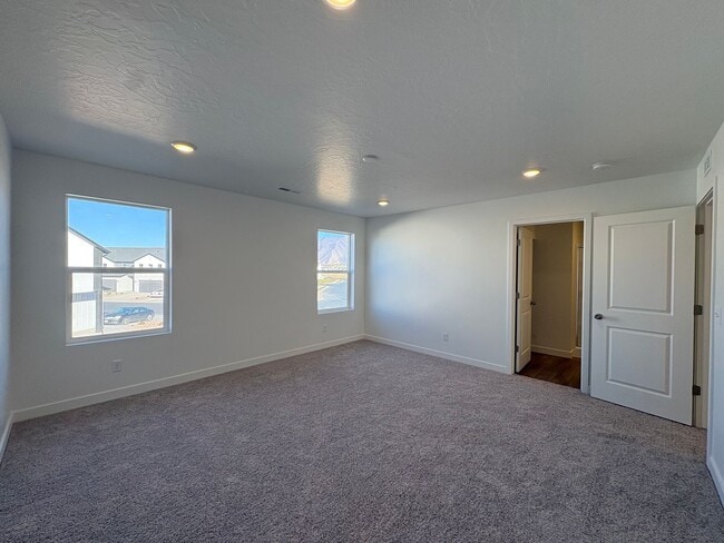 Building Photo - Gorgeous End-Unit Townhome in beautiful Salem!