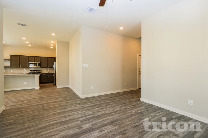 Building Photo - 9835 Willow Creek Commerce Dr