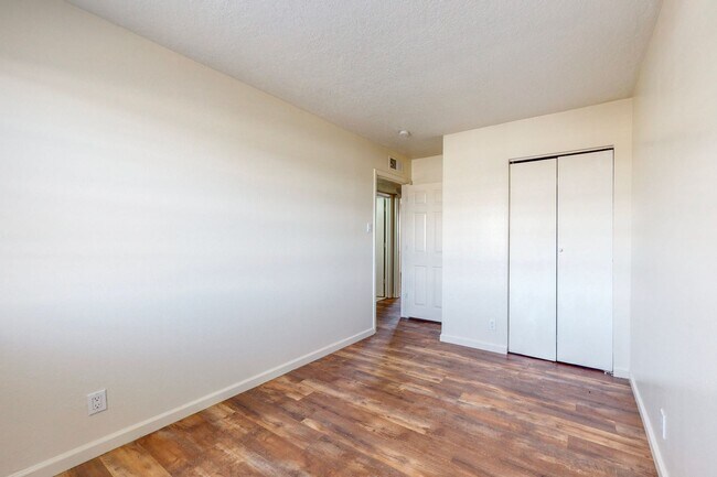 Building Photo - North Valley 3 bedroom Townhouse