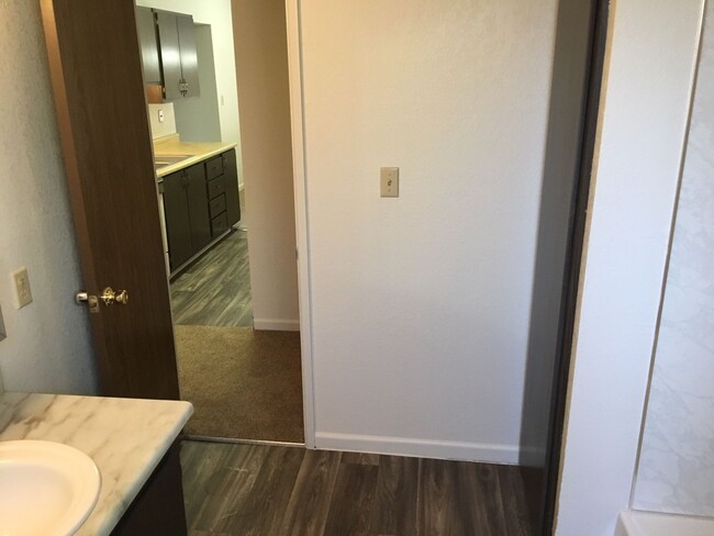 Building Photo - LARGE 1 BED 1 BATH WITH WASHER DRYER HOOKUPS