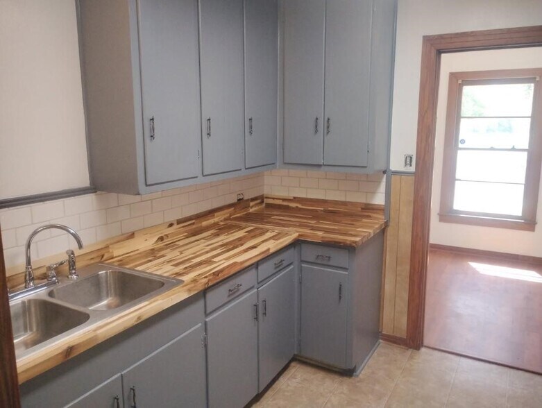 Building Photo - 216 E Morris St