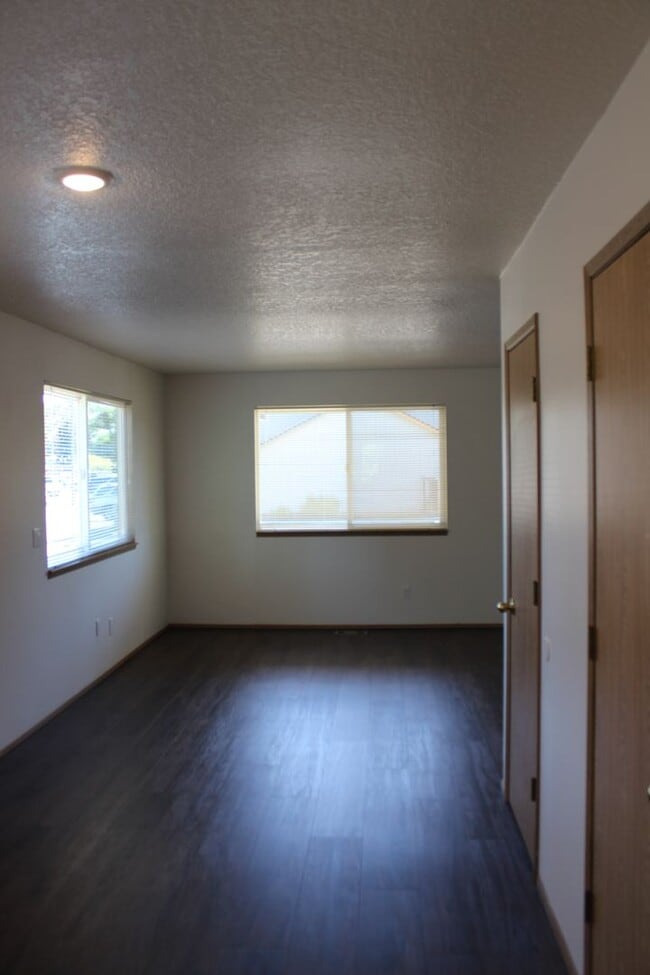 Building Photo - 3 bedroom, 2 1/2 bath home in quiet Scappo...