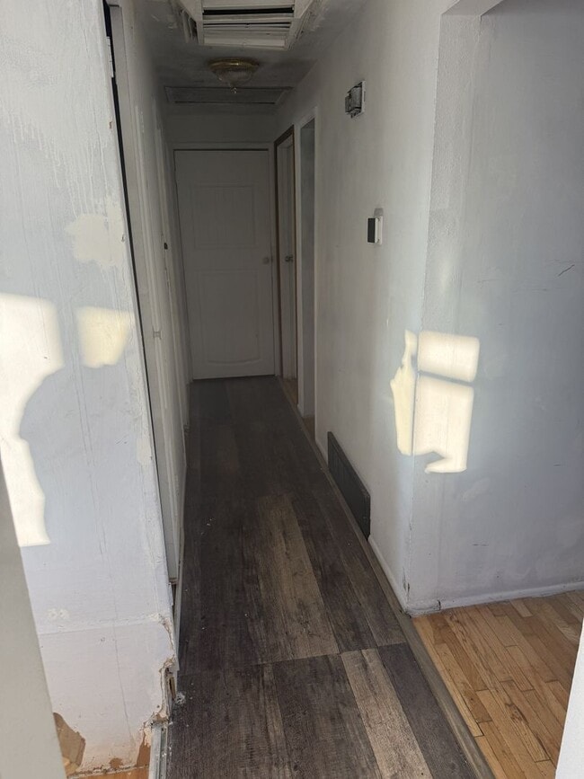 Building Photo - Upstairs Unit in Prime West Valley Location!