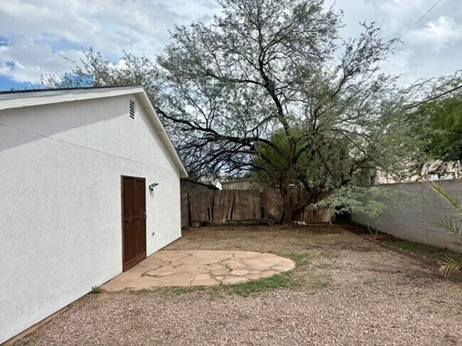 Building Photo - Charming three bedroom - two bathroom GREA...