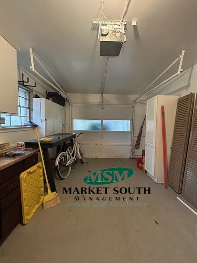 Building Photo - UPDATED MIDTOWN BEAUTY!!