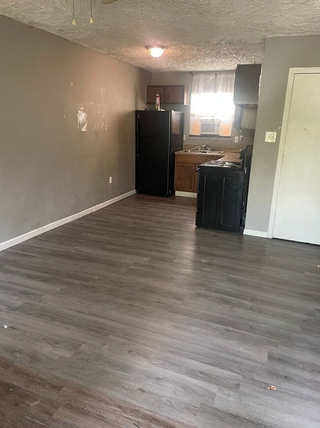 Building Photo - Knoxville 37917 - 2 Bedroom, 1 bath apartment - Contact Lisa Vineyard and Shannon Russell (865) 2...