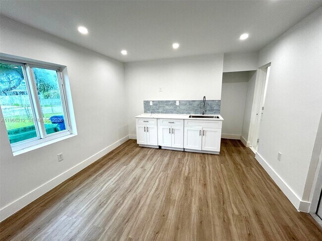 Building Photo - 15001 Leisure Dr