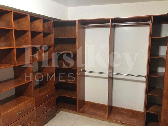 Building Photo - 241 SW 32nd Terrace