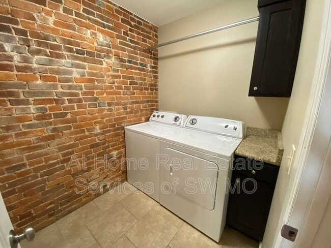 Building Photo - 412 South Ave