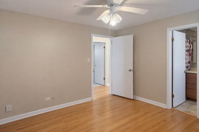 Building Photo - 8604 W Carmen Ave