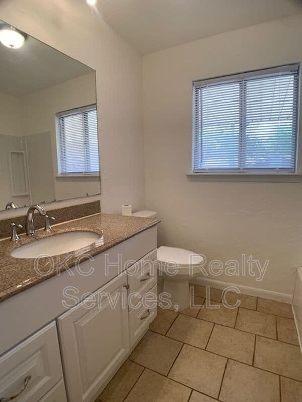 Building Photo - 2808 N Ditmer Rd