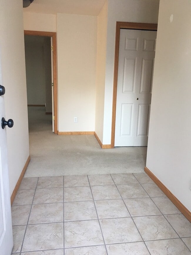 Building Photo - 2 Bedroom, 2 Bathroom Townhouse